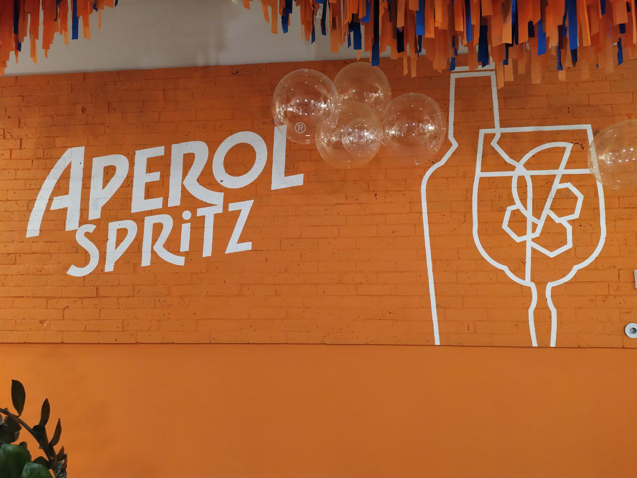 Декор панно в офисе компании.