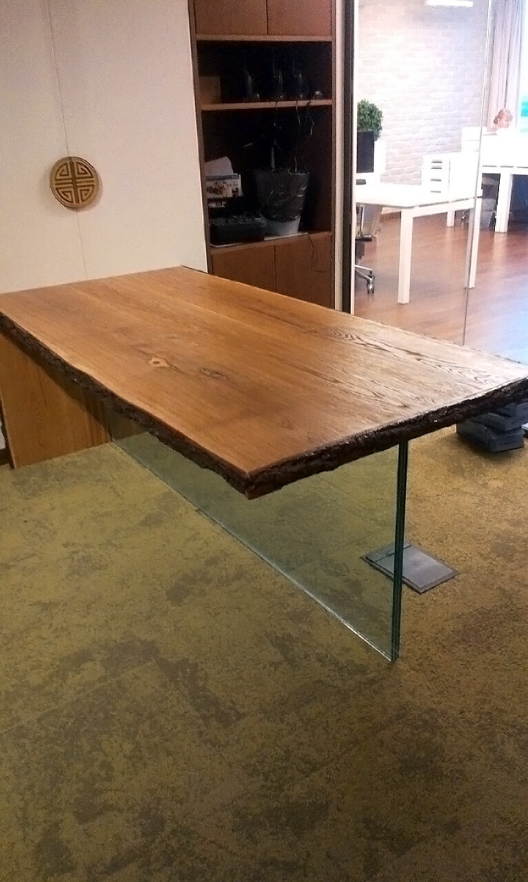 Стол в офисное пространтство