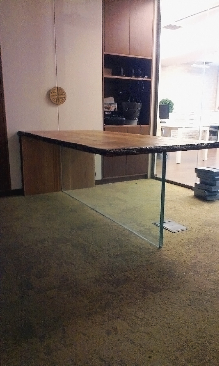 Обложка проекта: Стол в офисное пространтство