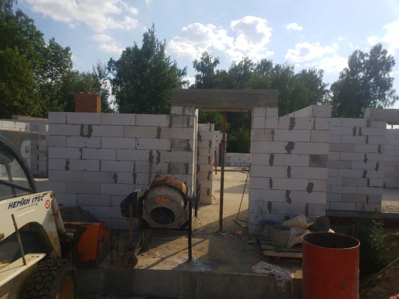 Дом из газосиликатного блока с отделкой серым деревом