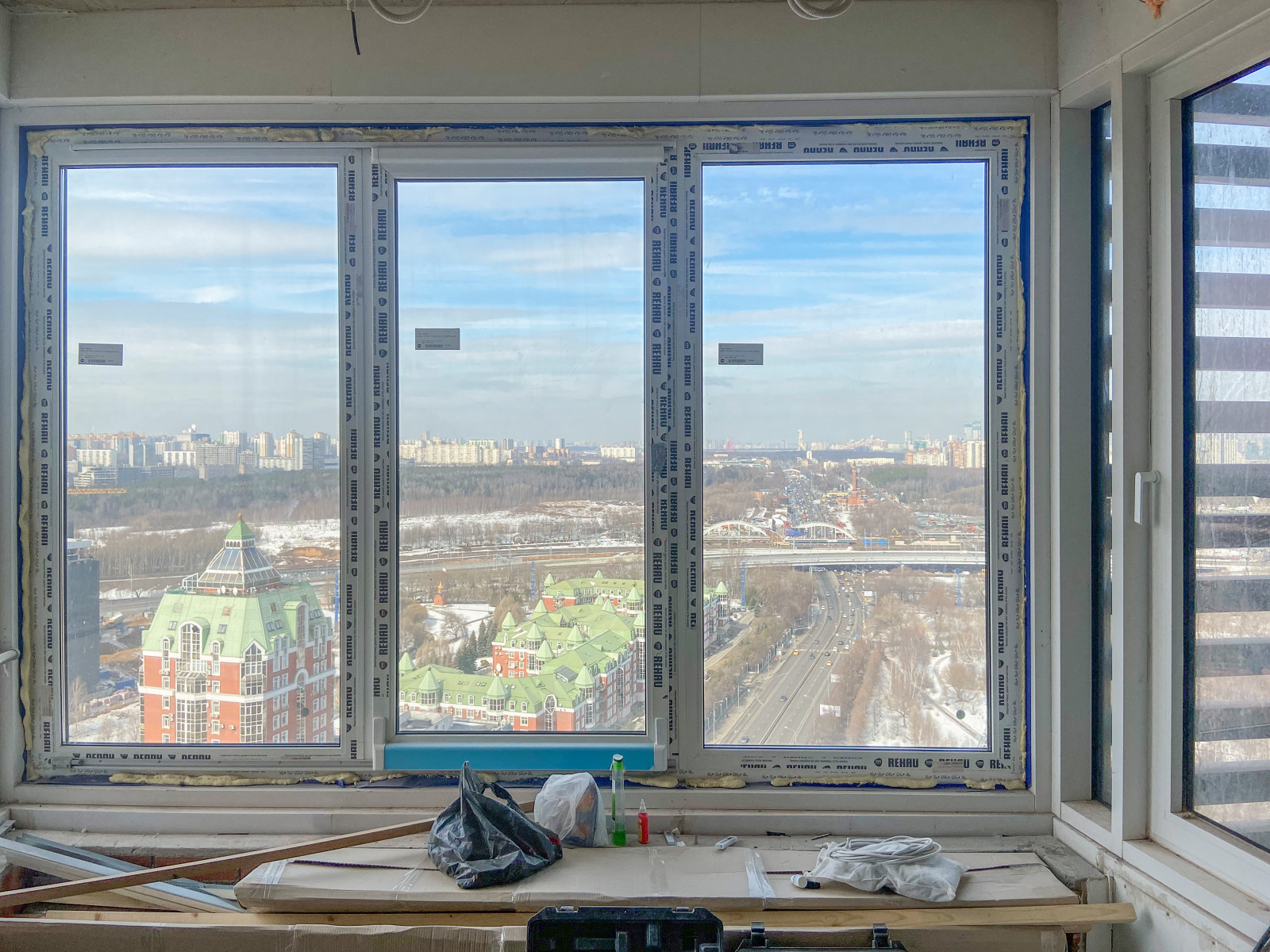 Чемоданная комната. Комната для чемоданов на балконе. Сдвижные окна.