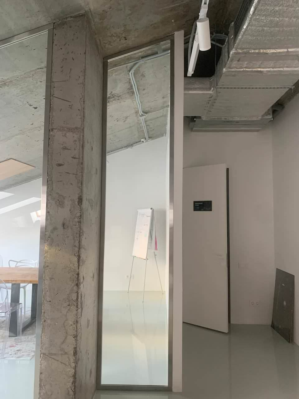 Стеклянная перегородка