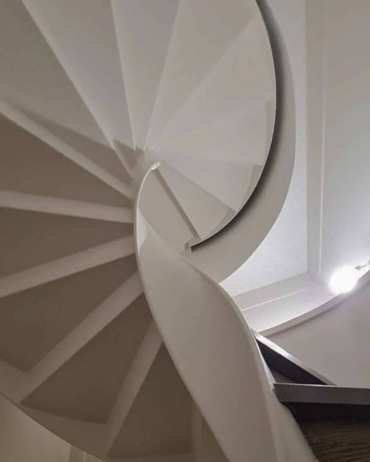 Винтовая лестница: металл каркас без отделки