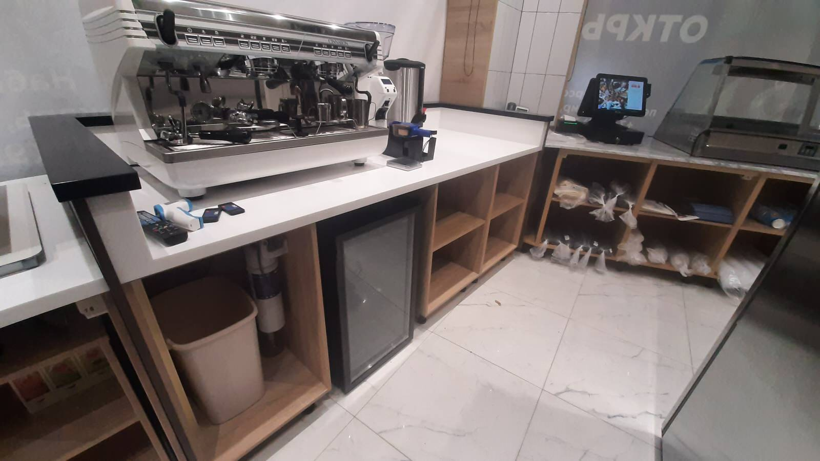 Cinnabon & Auntie Anne's