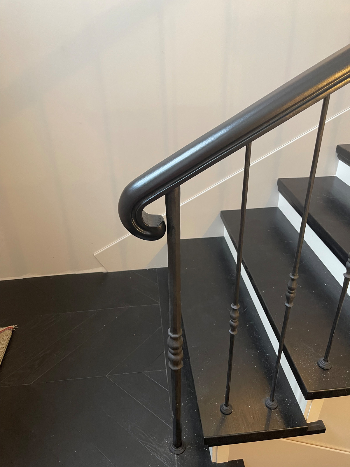 Гнутый поручень - ЧЕРНЫЙ ДЕЛЬФИН