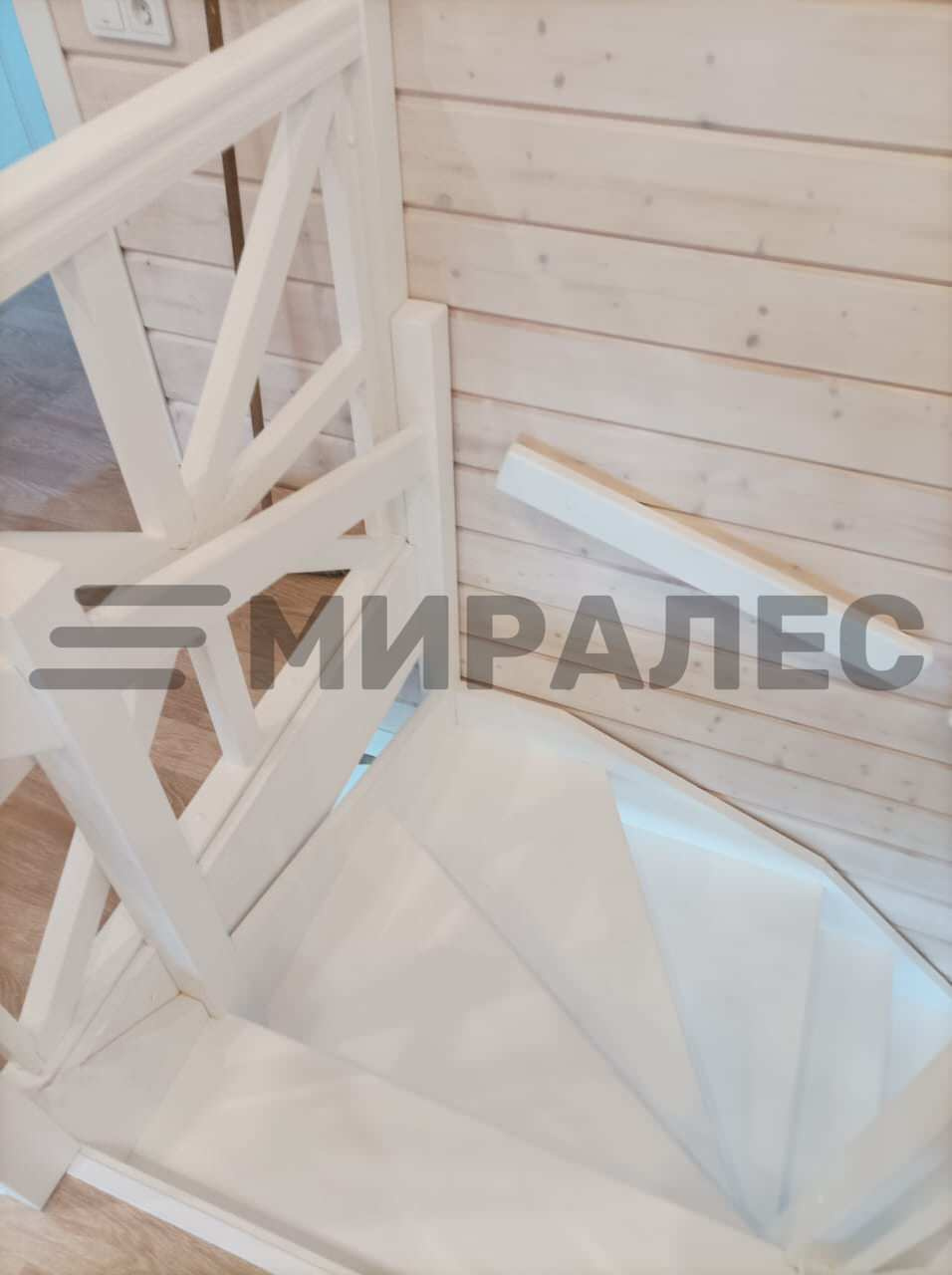 Г-образная лестница из сосны с забежными ступенями и ограждениями