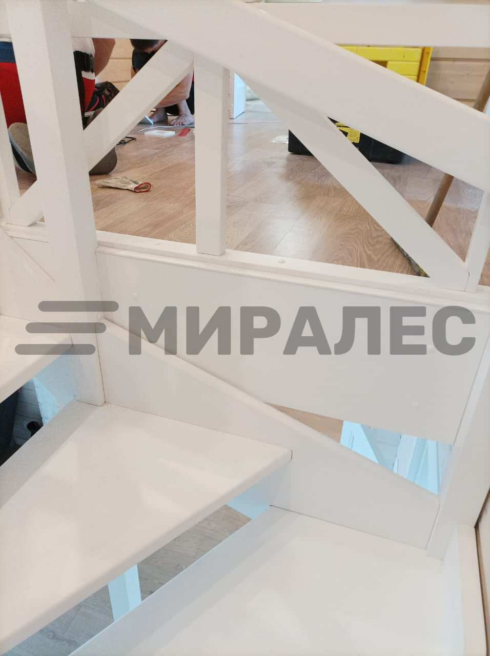 Г-образная лестница из сосны с забежными ступенями и ограждениями