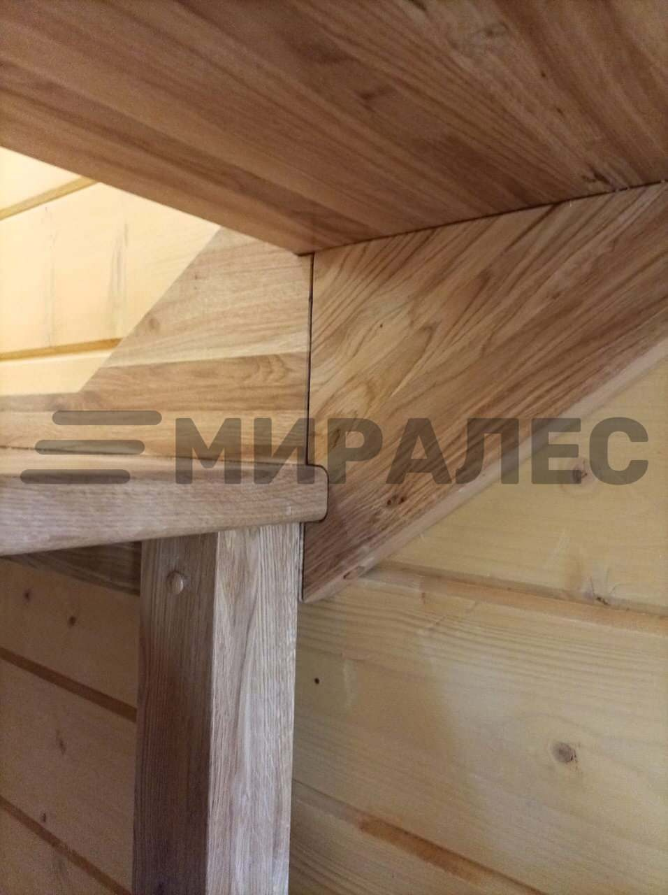 П-образная открытая лестница из дуба с площадкой