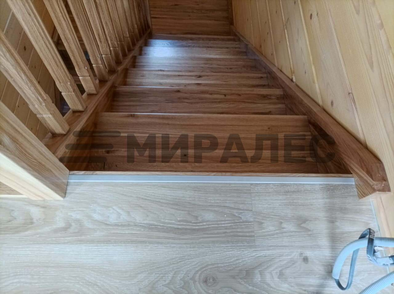 П-образная открытая лестница из дуба с площадкой