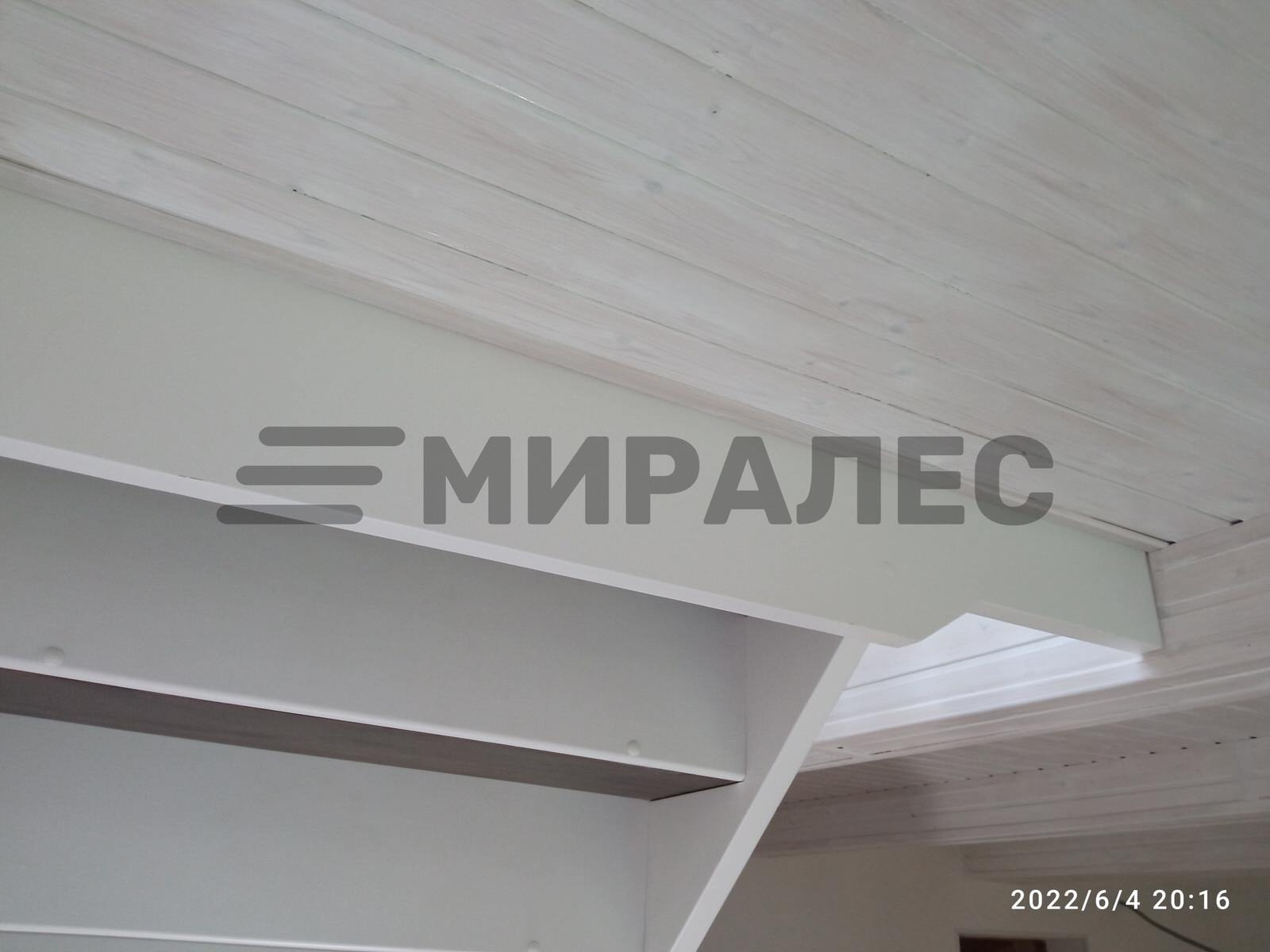 Г-образная лестница из сосны с площадкой и пригласительной ступенью