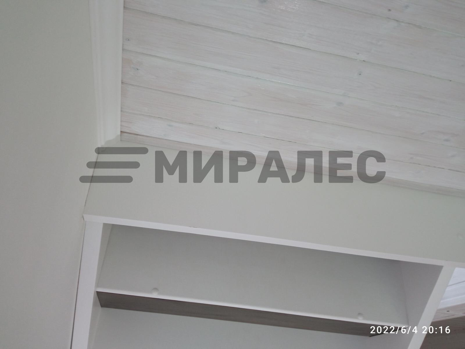 Г-образная лестница из сосны с площадкой и пригласительной ступенью