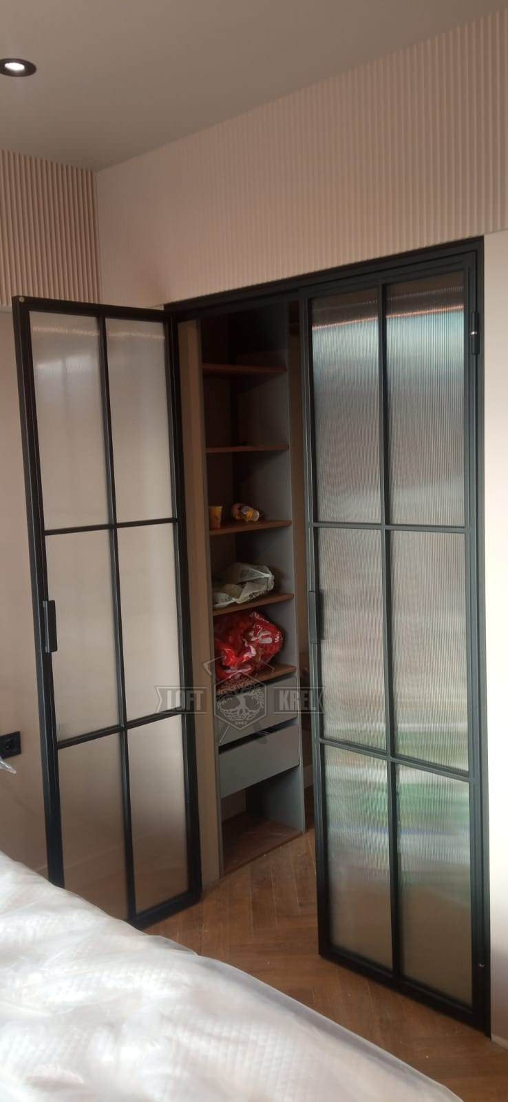 Перегородка для гардеробной комнаты