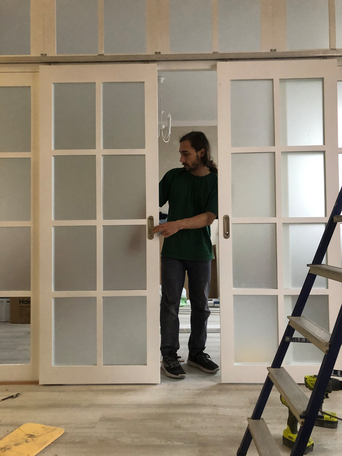 Раздвижная перегородка из массива дерева со стеклом