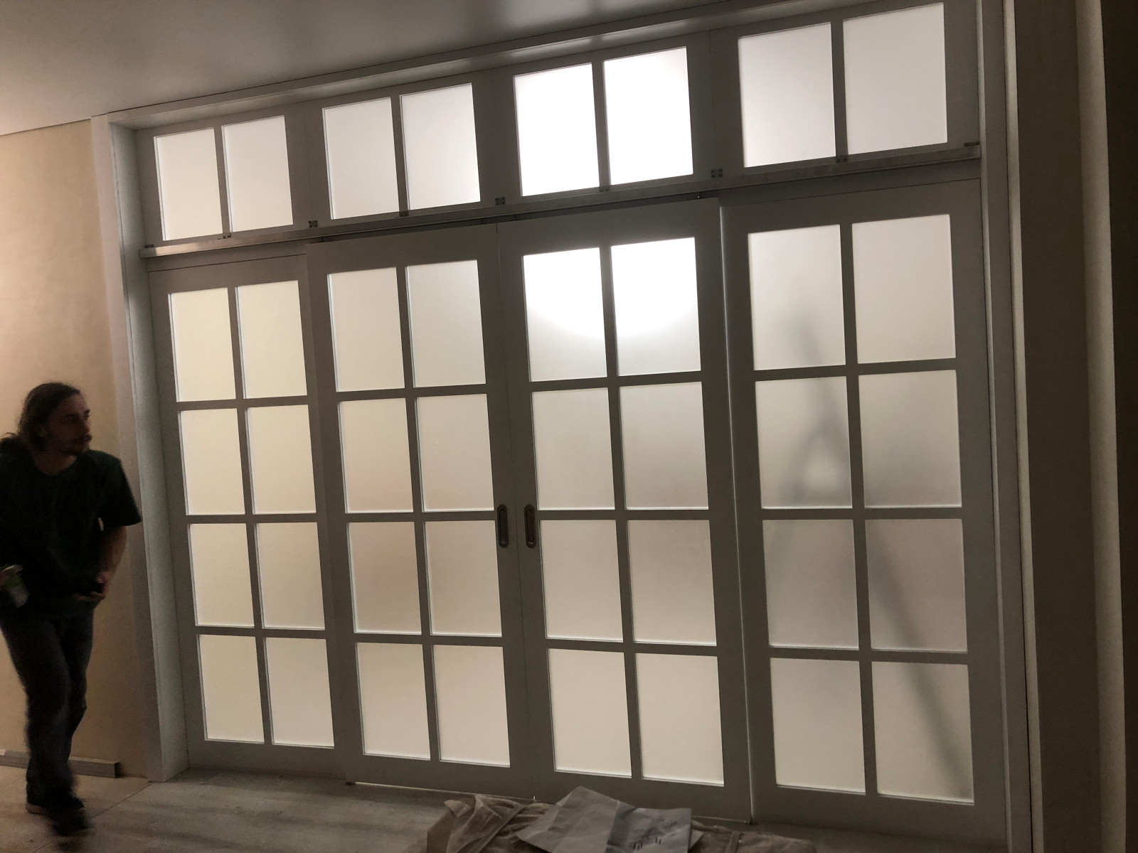 Раздвижная перегородка из массива дерева со стеклом