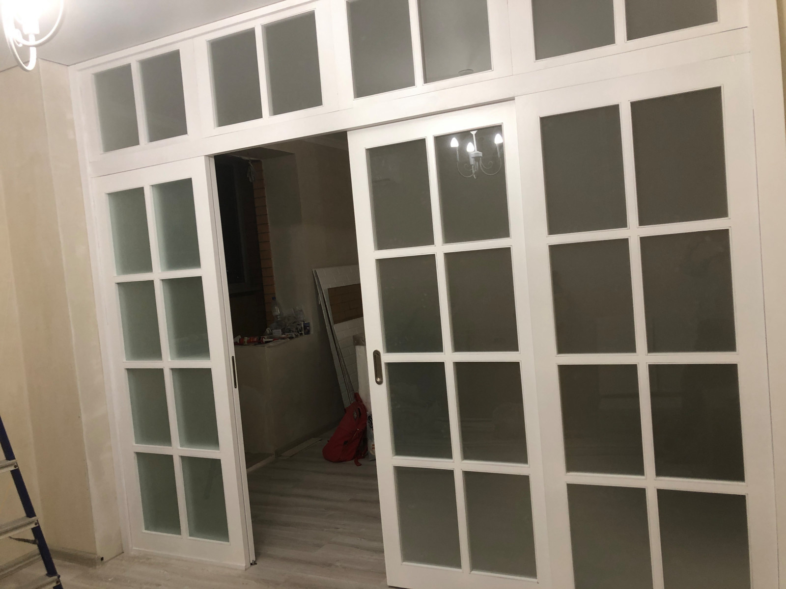 Раздвижная перегородка из массива дерева со стеклом