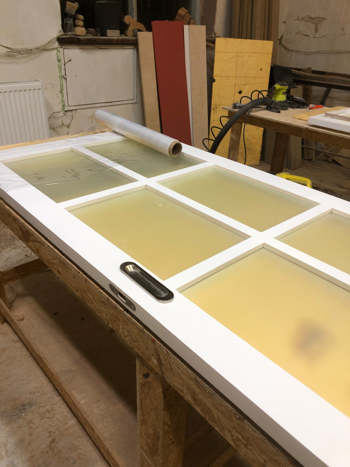 Раздвижная перегородка из массива дерева со стеклом