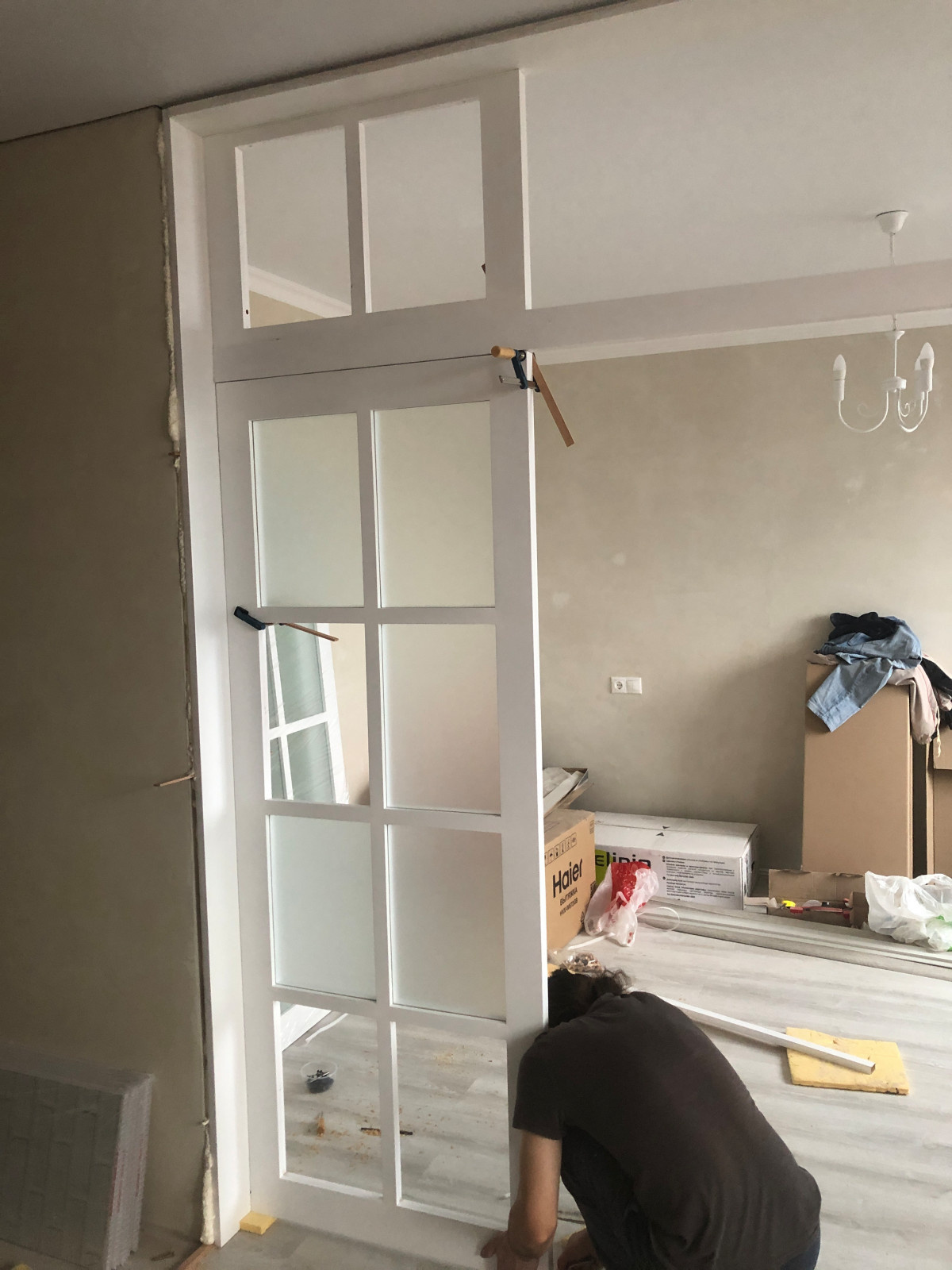 Раздвижная перегородка из массива дерева со стеклом