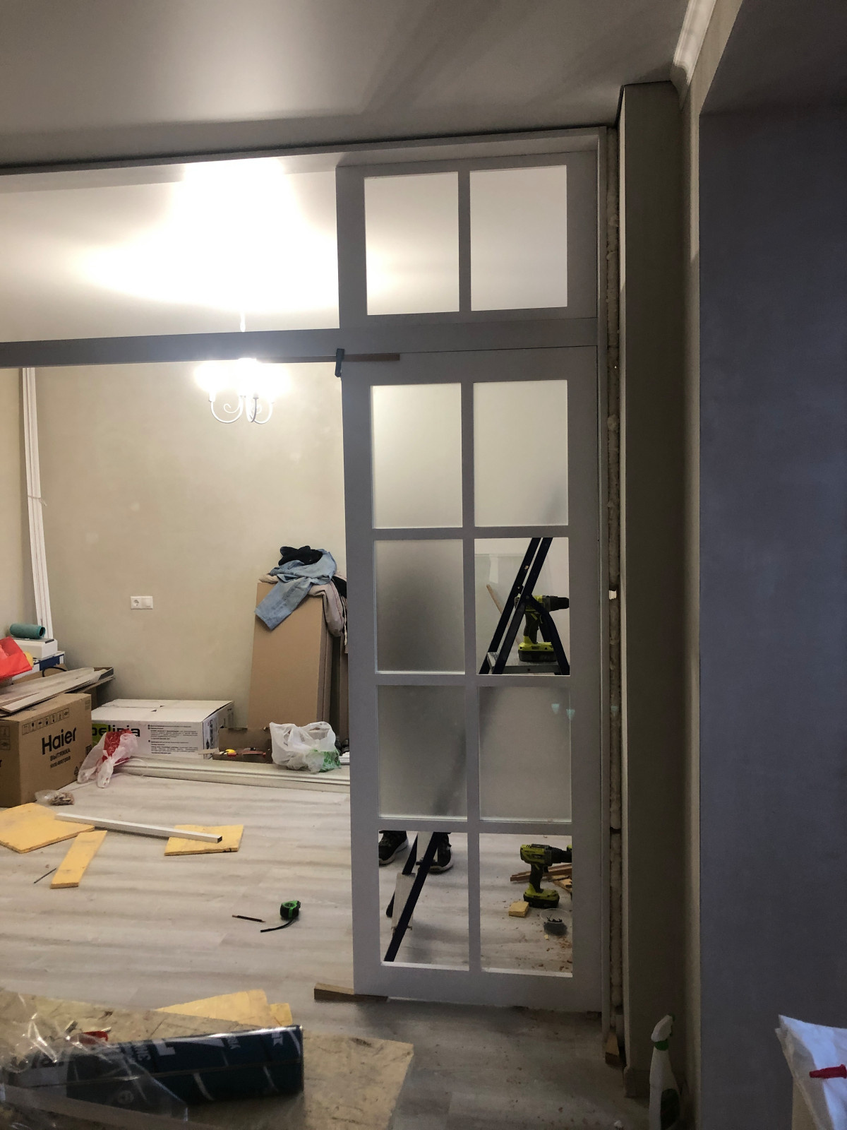 Раздвижная перегородка из массива дерева со стеклом