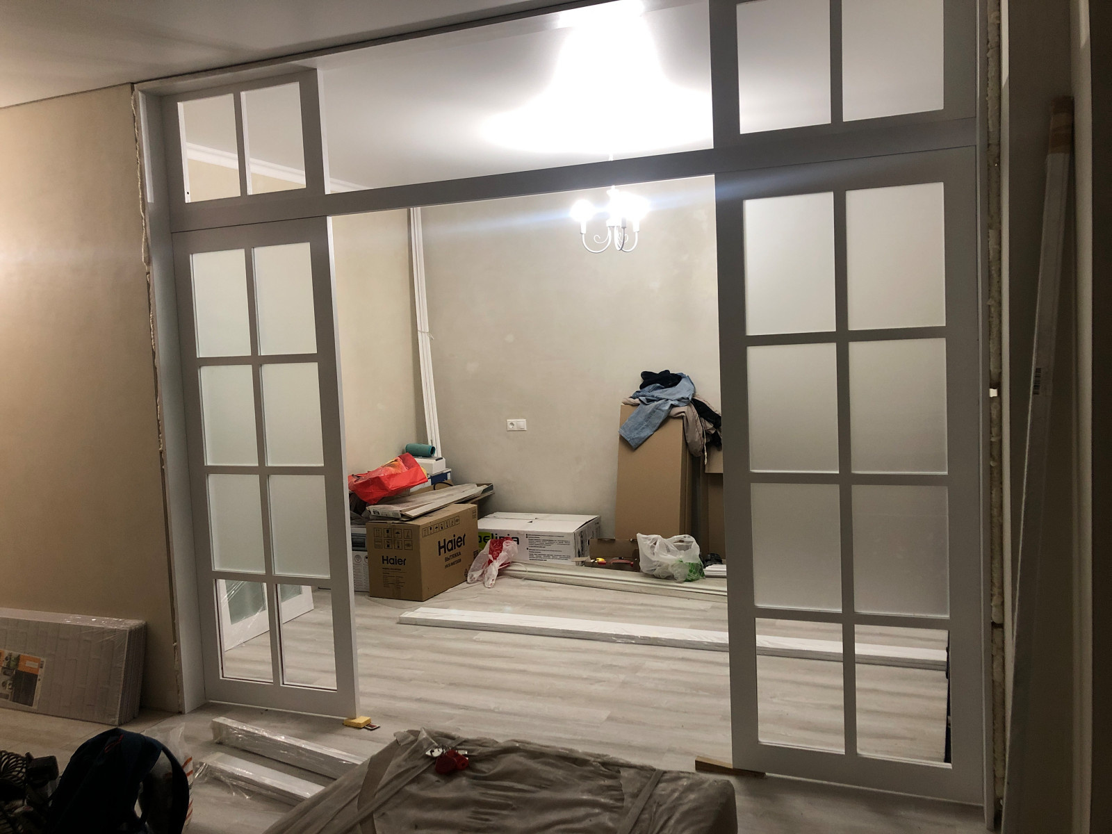 Раздвижная перегородка из массива дерева со стеклом