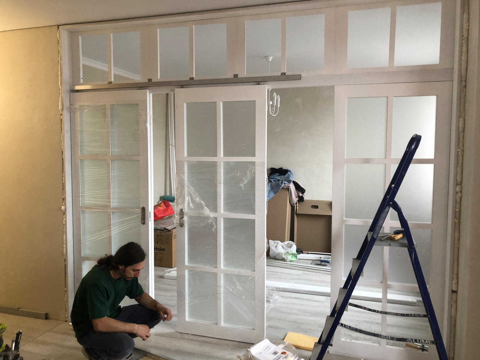 Раздвижная перегородка из массива дерева со стеклом