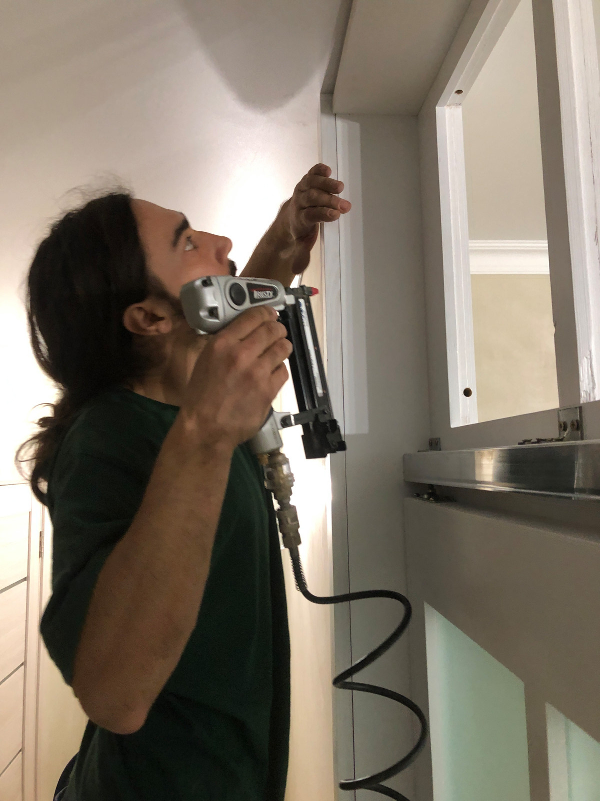 Раздвижная перегородка из массива дерева со стеклом