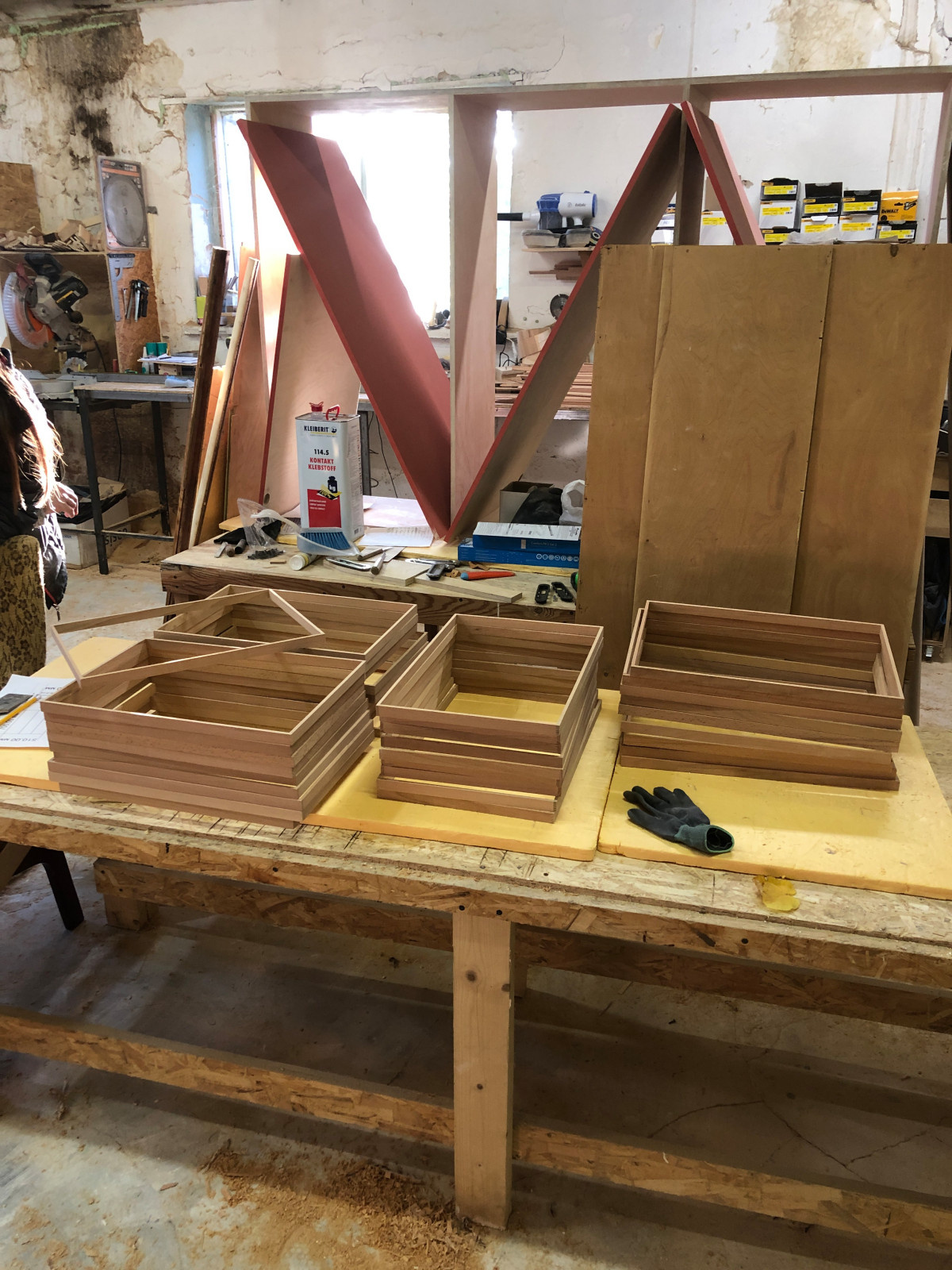 Раздвижная перегородка из массива дерева со стеклом