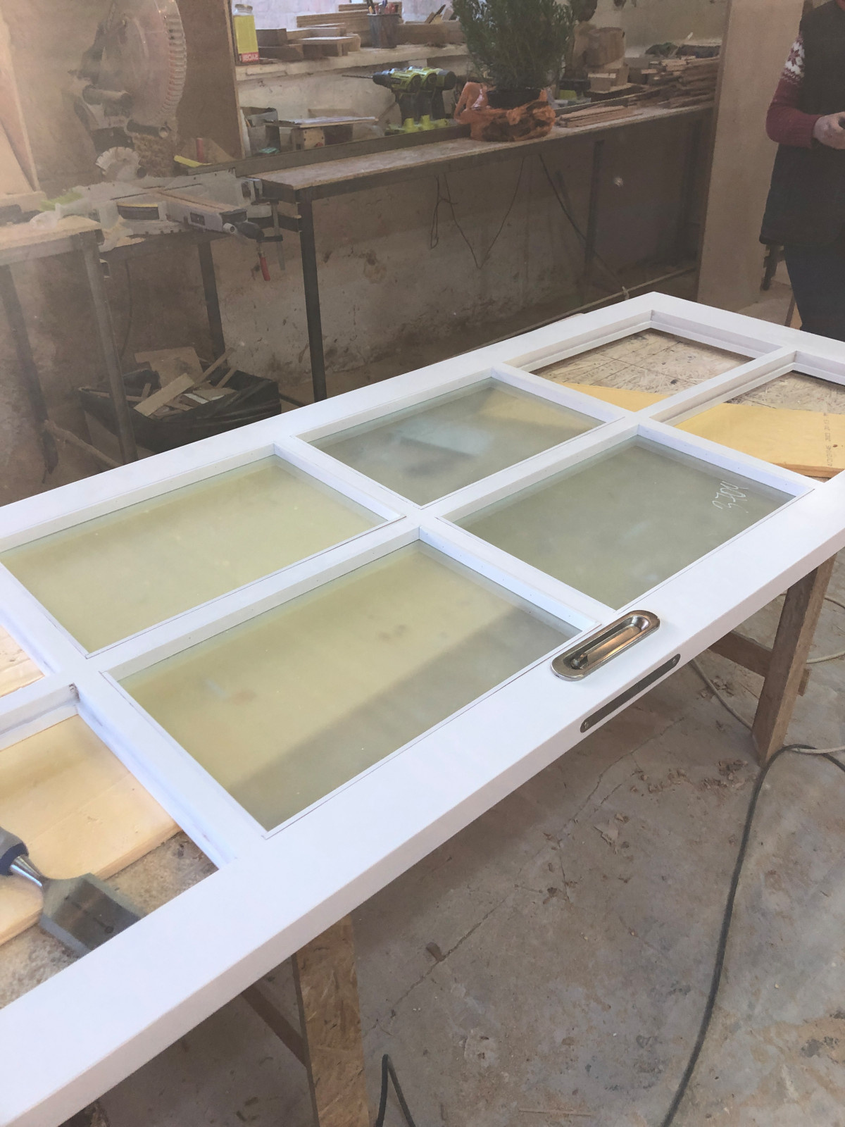 Раздвижная перегородка из массива дерева со стеклом