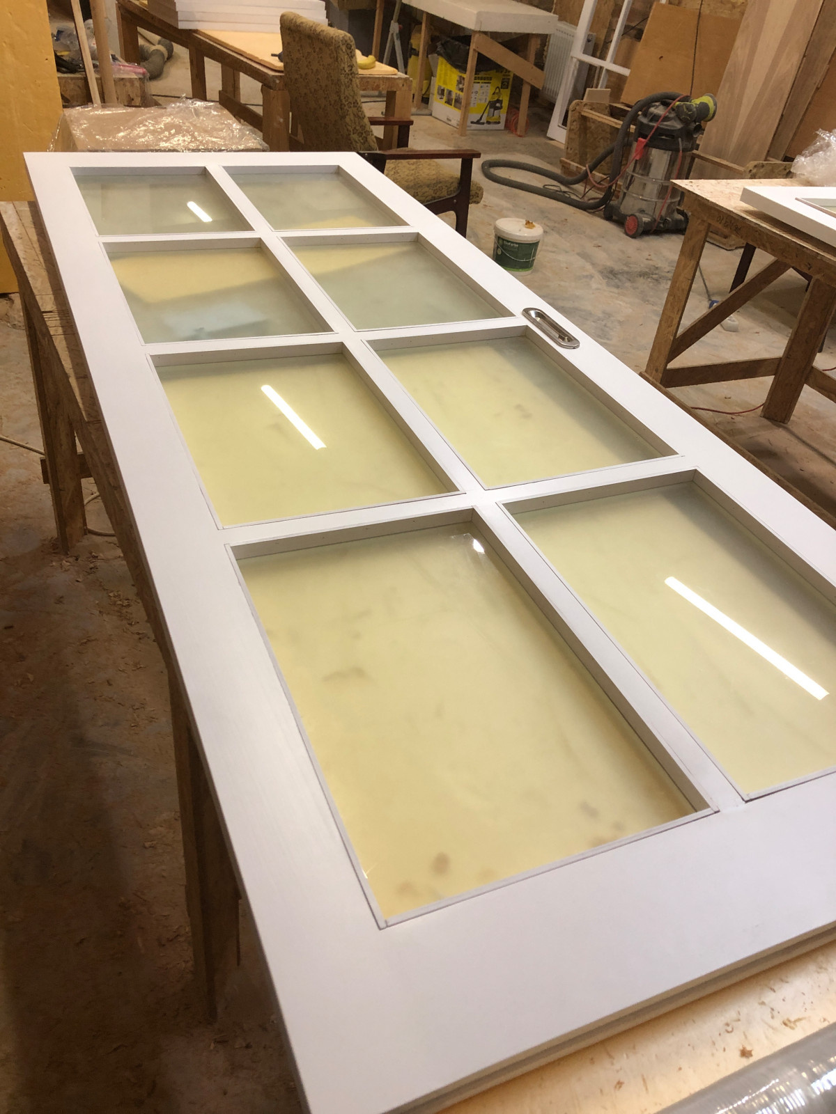 Раздвижная перегородка из массива дерева со стеклом