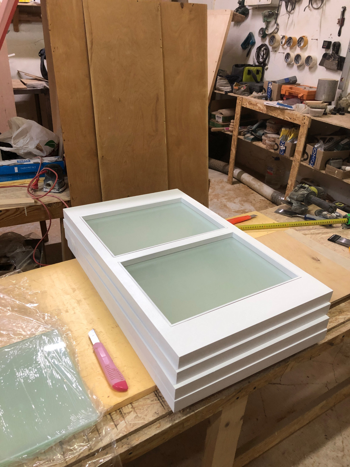 Раздвижная перегородка из массива дерева со стеклом