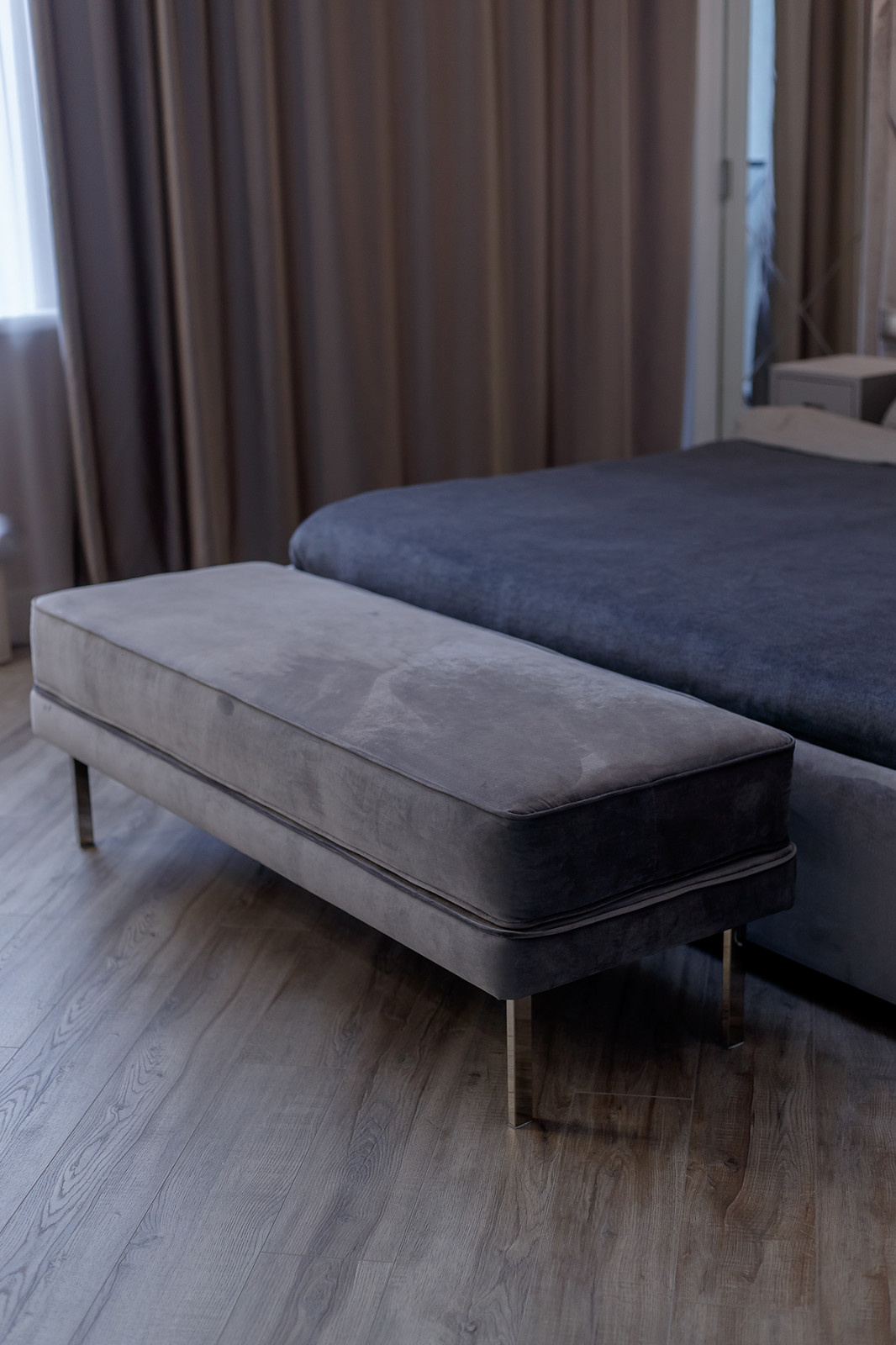 Реализация спальни "Современная классика" в серых тонах