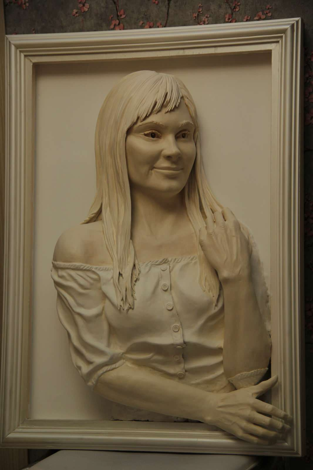 Барельеф "Девушка"