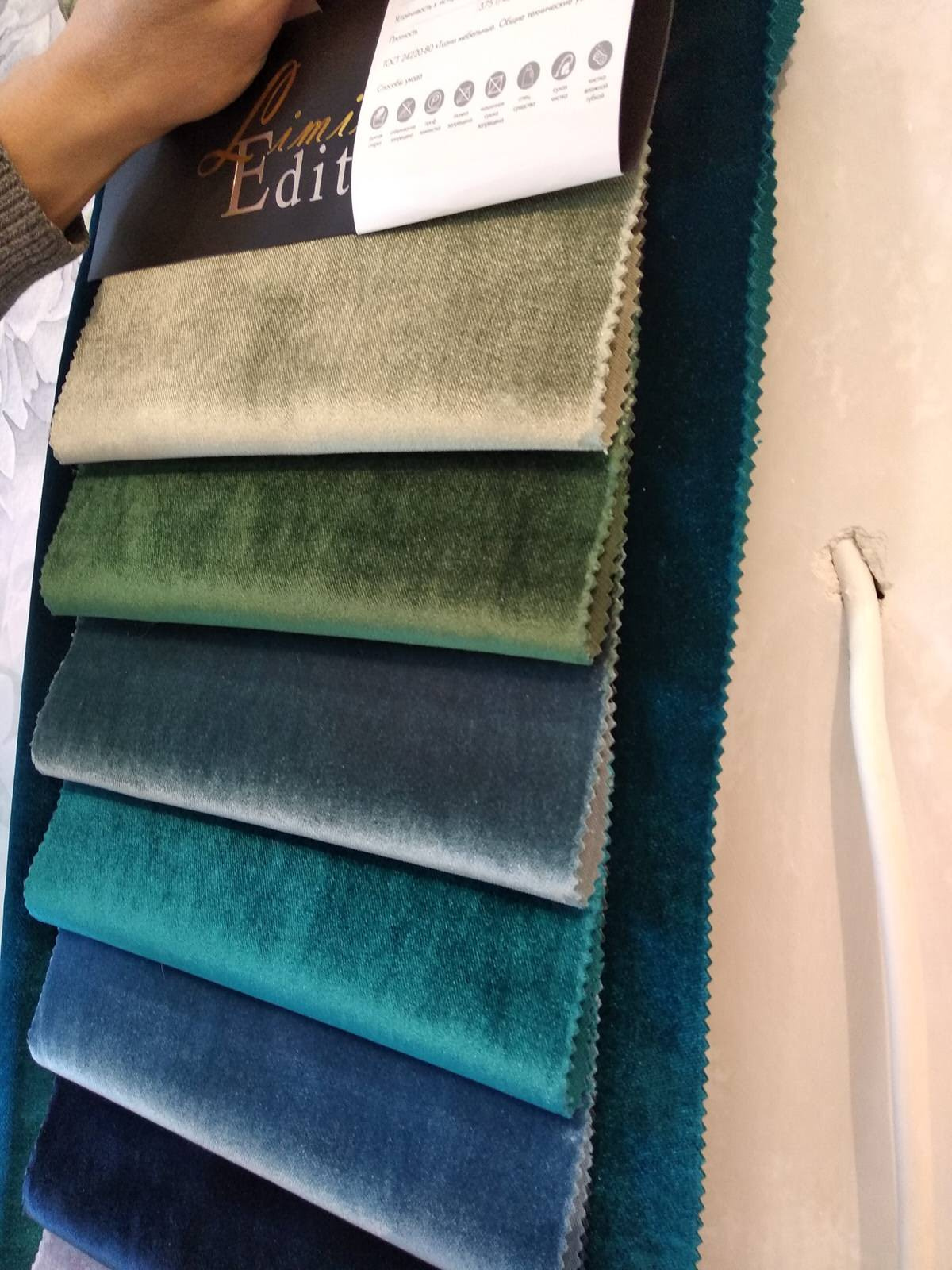 Оливковая бархатная кровать с высоким изголовьем