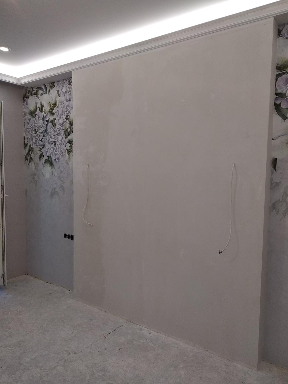 Оливковая бархатная кровать с высоким изголовьем