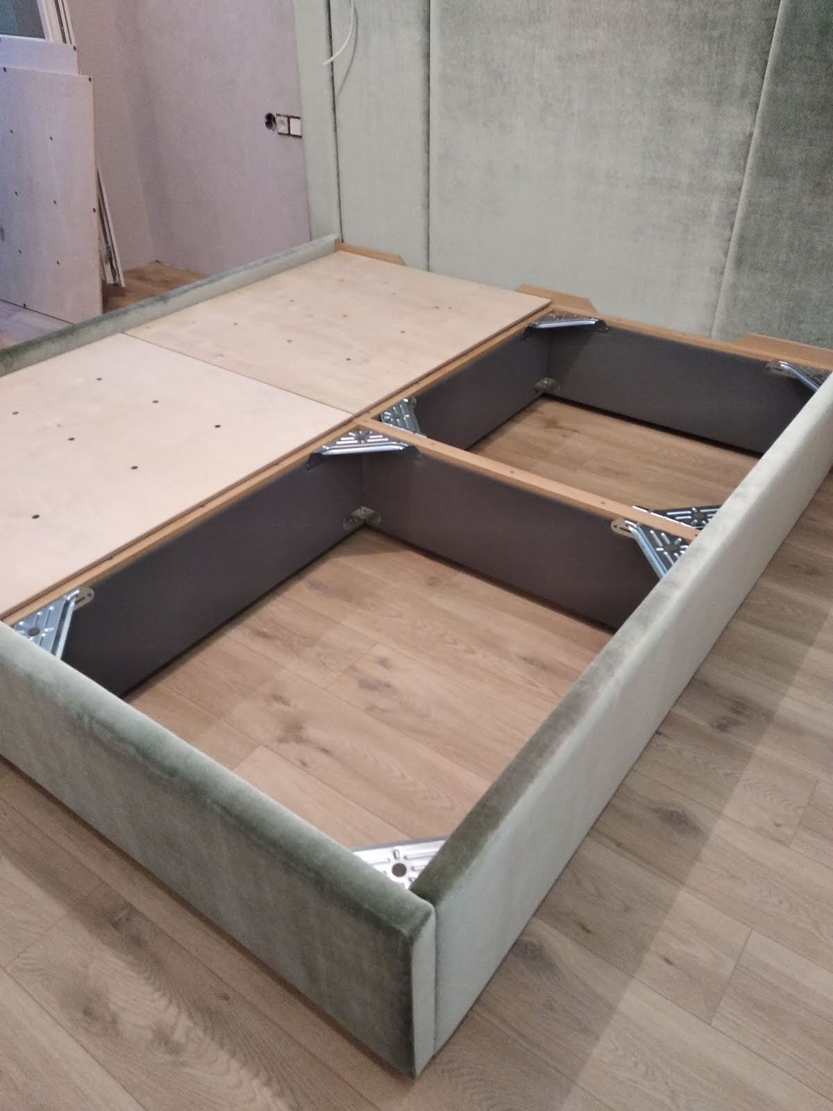 Оливковая бархатная кровать с высоким изголовьем