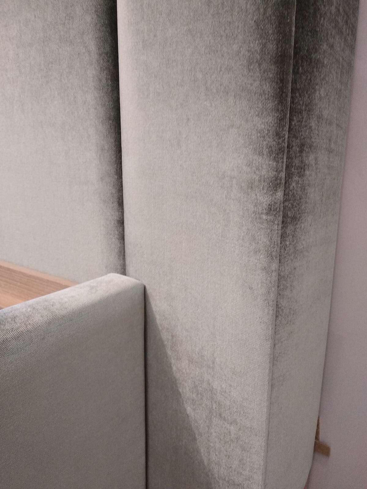 Оливковая бархатная кровать с высоким изголовьем