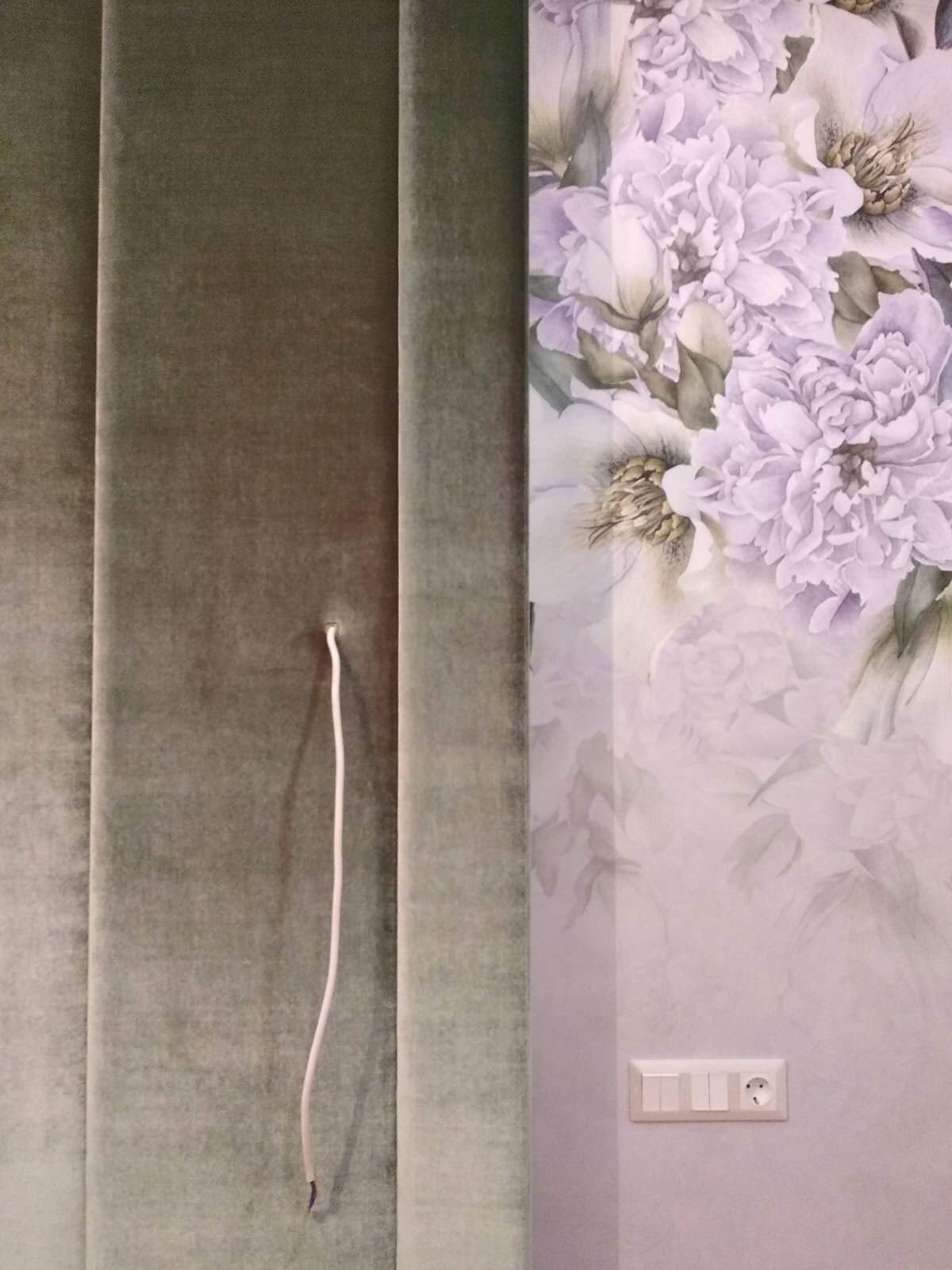 Оливковая бархатная кровать с высоким изголовьем