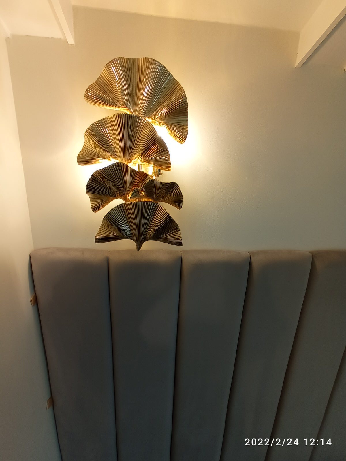 Обложка проекта: Серая кровать с панелями и золотыми бра