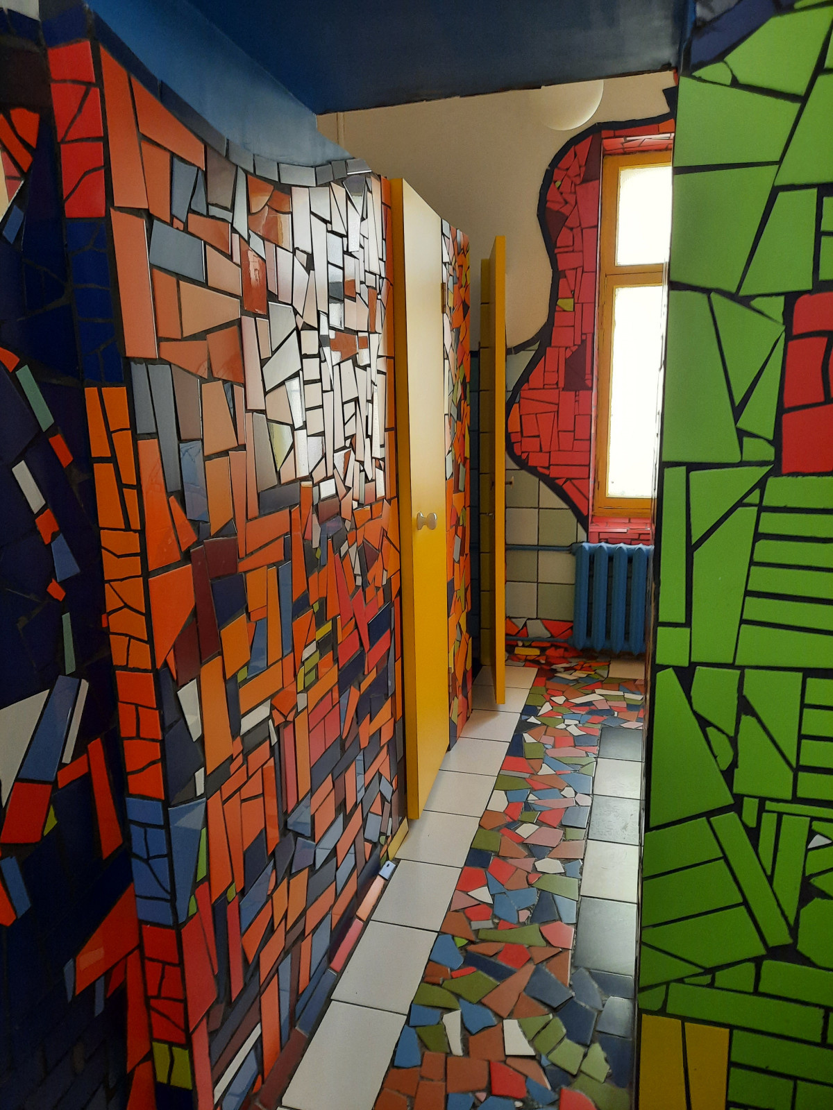 Институт Географии - Туалеты в стиле Хундертвассера