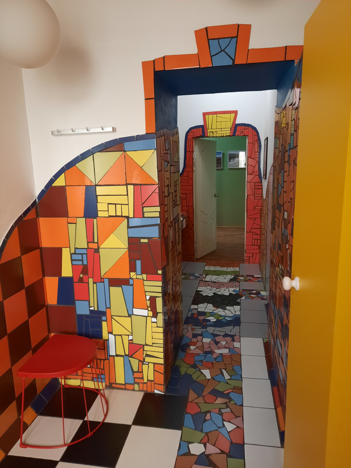 Институт Географии - Туалеты в стиле Хундертвассера