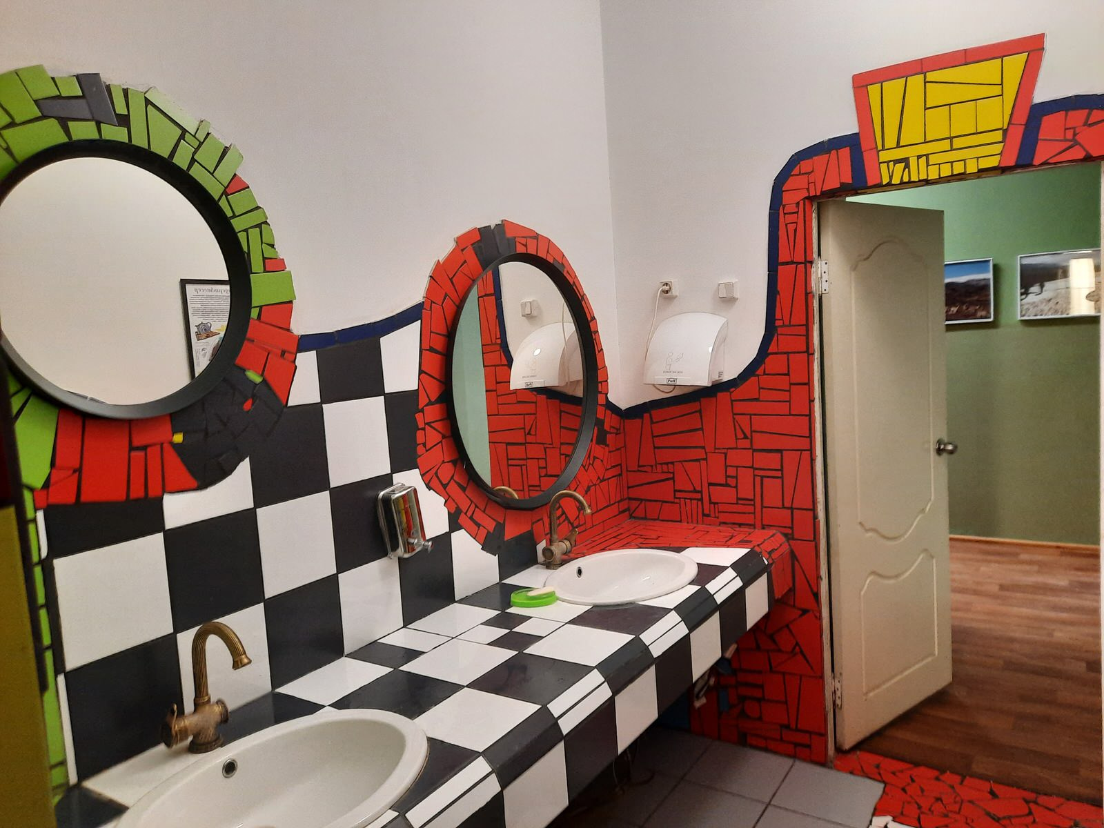 Институт Географии - Туалеты в стиле Хундертвассера