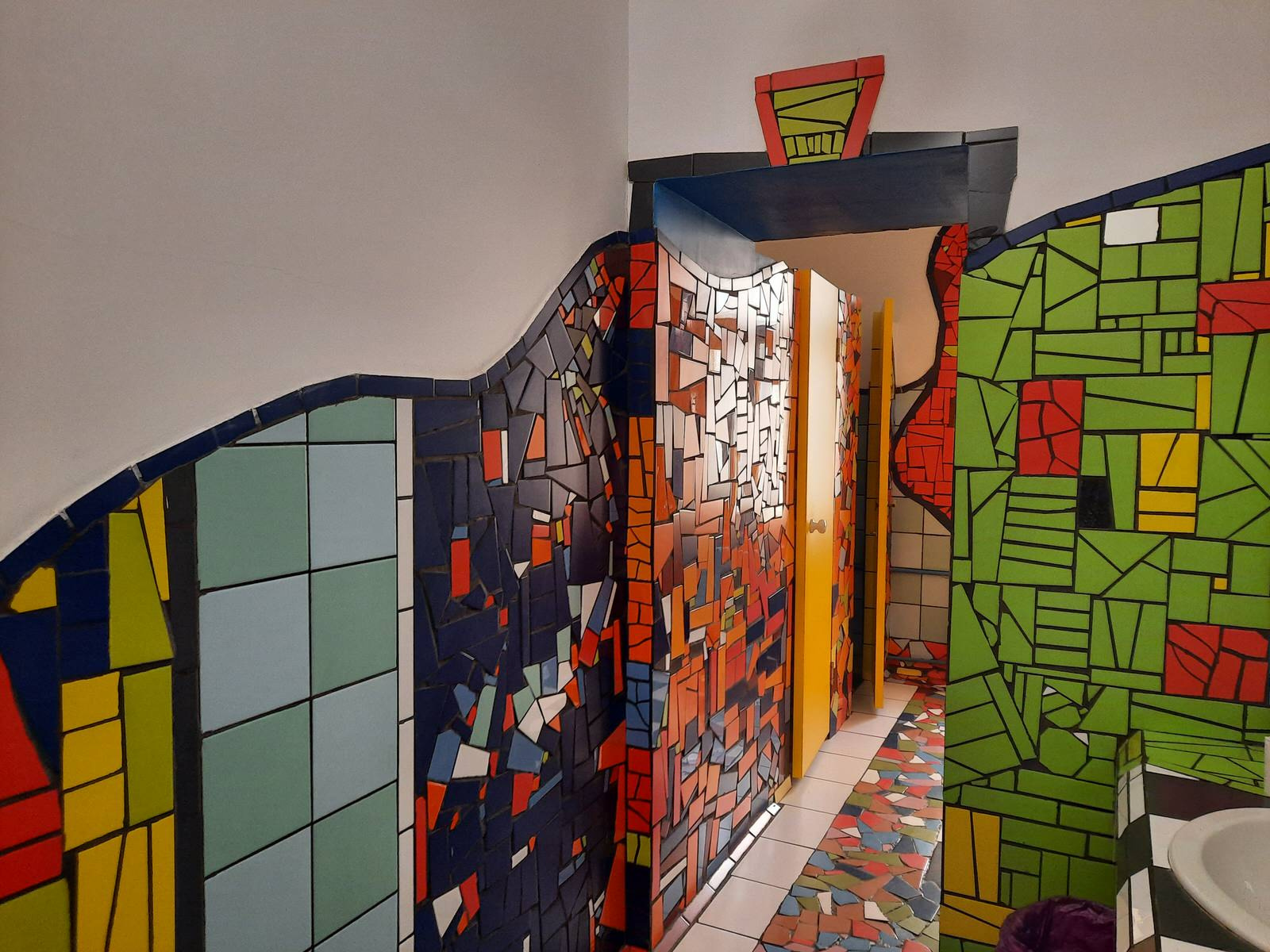 Институт Географии - Туалеты в стиле Хундертвассера