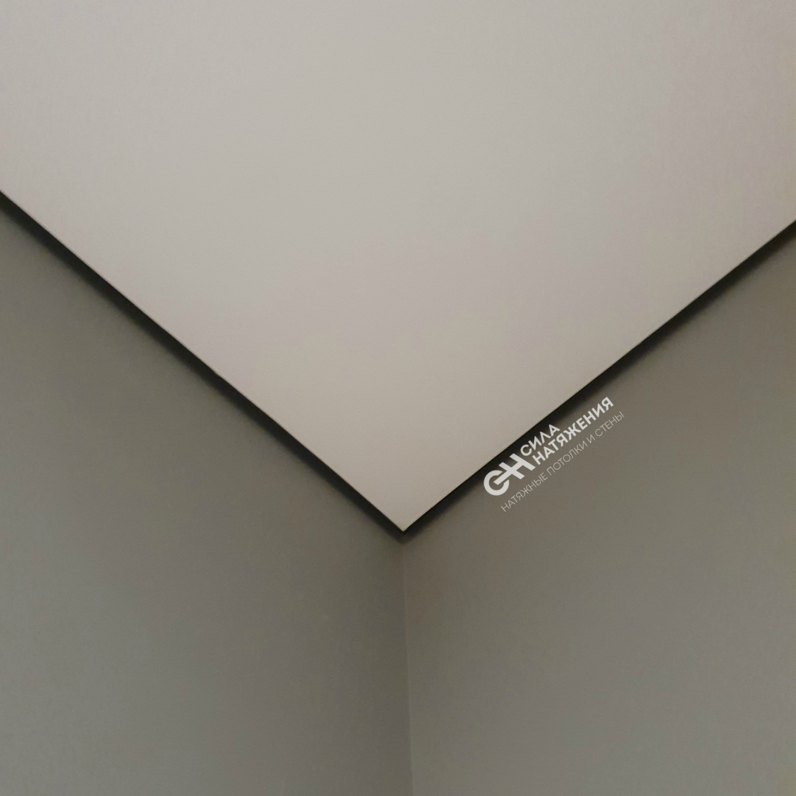 Тканевый потолок на теневом профиле Euroslott