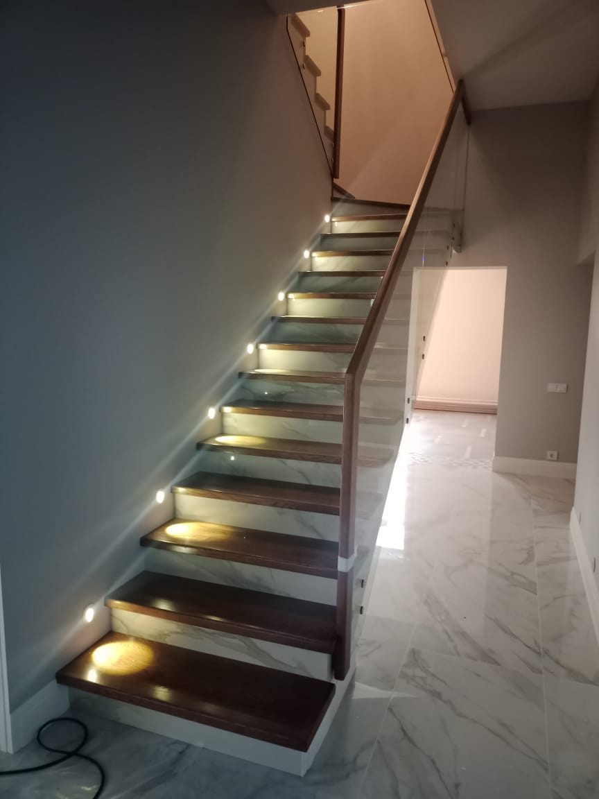 Зашивка бетонной лестницы, стеклянное ограждение