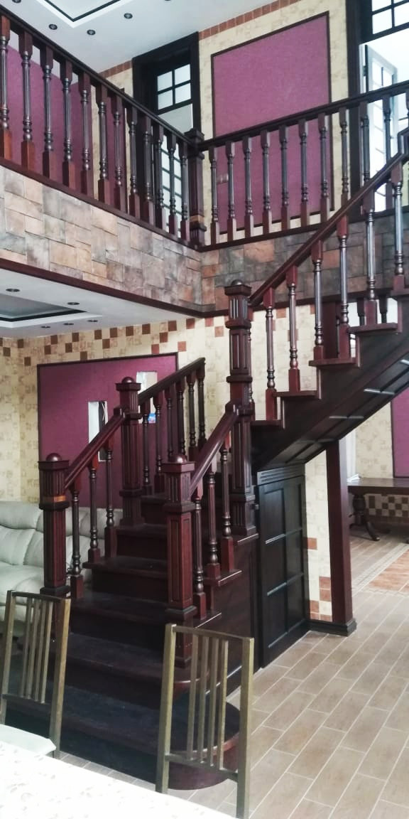 Дизайнерская лестница из массива дуб