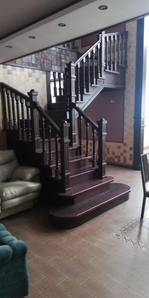 Дизайнерская лестница из массива дуб