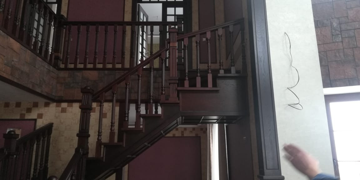 Дизайнерская лестница из массива дуб