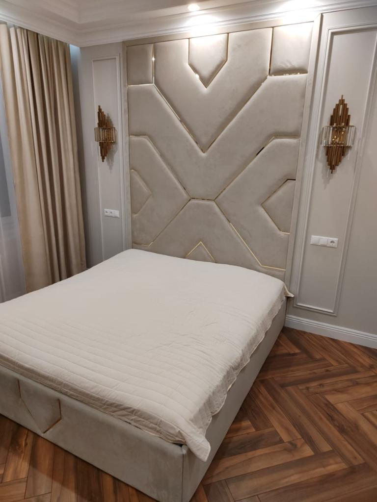 Шикарная кровать в светлых оттенках