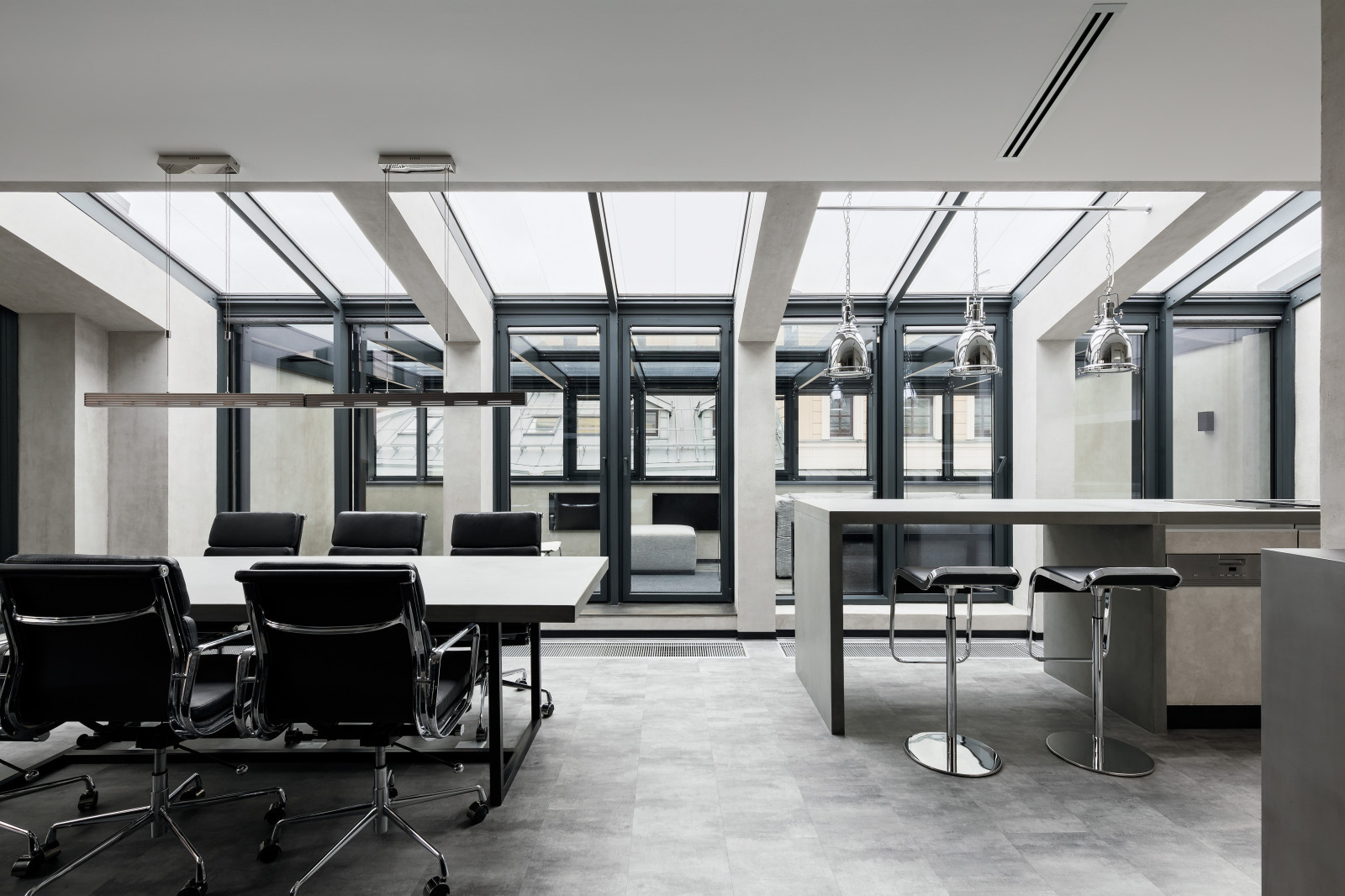 Квартира с видом на крыши Петербурга