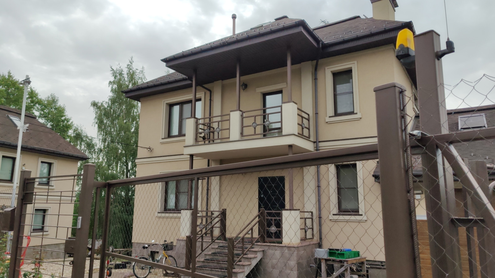 Дом утеплён чёрным пенополистиролом Неопор, СФТК Мокрый Фасад Ceresit