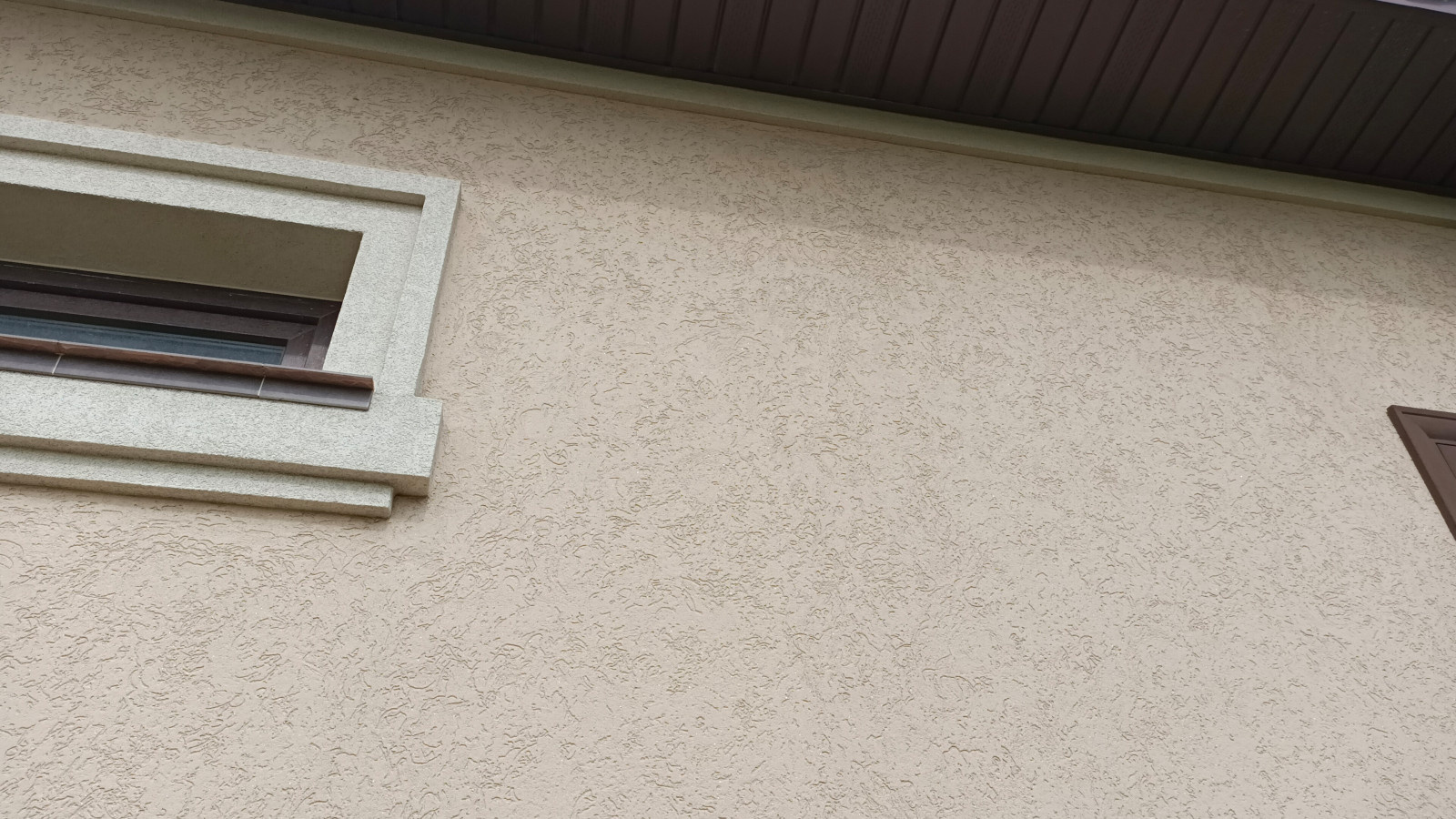 Дом утеплён чёрным пенополистиролом Неопор, СФТК Мокрый Фасад Ceresit